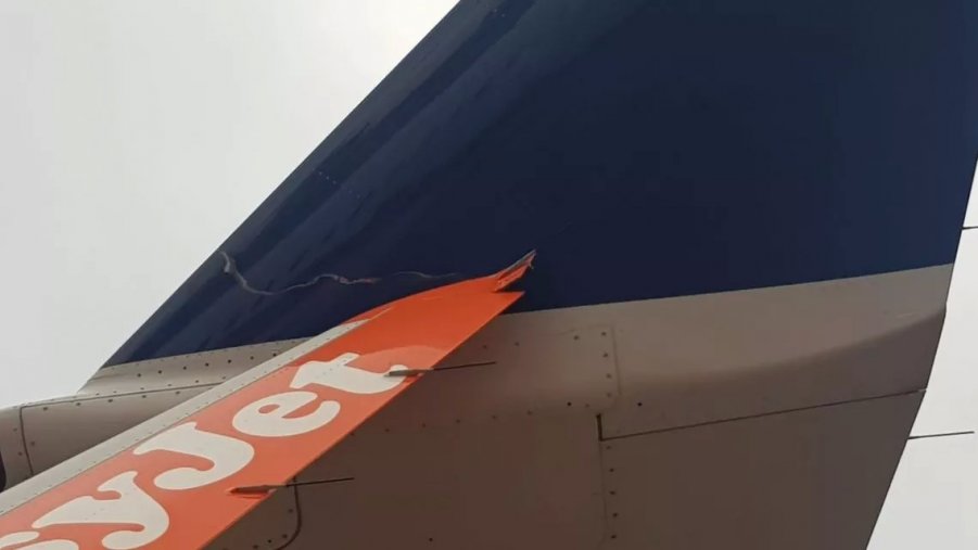 A Malpensa le ali di due aerei si toccano sul piazzale durante le manovre di parcheggio