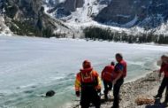 Cede il ghiaccio sul lago di Braies: incidenti a Pasqua e Pasquetta. Grave un bambino di 7 mesi. Famiglia milanese salvata dall'ipotermia