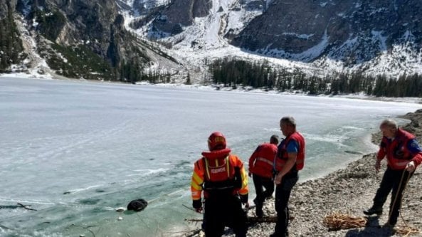 Cede il ghiaccio sul lago di Braies: incidenti a Pasqua e Pasquetta. Grave un bambino di 7 mesi. Famiglia milanese salvata dall'ipotermia