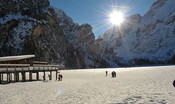 Si rompe la lastra di ghiaccio del lago di Braies, cadono in 8: grave un bimbo di 7 mesi