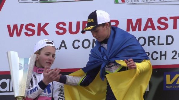 Il gesto di amicizia tra i due minicampioni di kart divisi dalla guerra