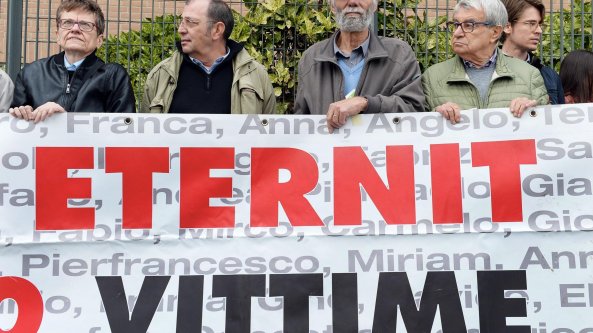 Morti da amianto all'Eternit di Bagnoli, una sola condanna per omicidio colposo. I parenti delle vittime: