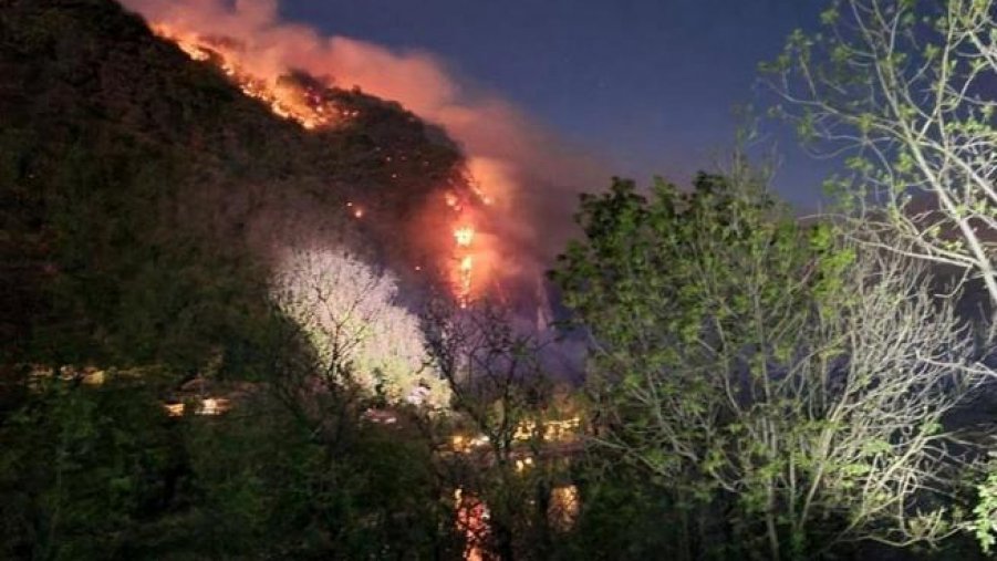 Lecco, bruciano i boschi dell'Olgiasca, paura per l'Abbazia di Piona. I religiosi: 