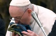 Papa Francesco bacia la bandiera ucraina proveniente da Bucha: 
