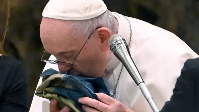 Papa Francesco bacia la bandiera ucraina proveniente da Bucha: 