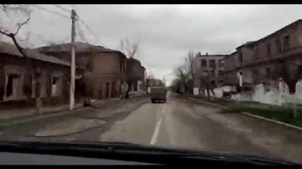 In auto tra le strade della città devastata dai bombardamenti russi