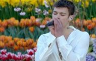 Blanco in piazza San Pietro canta 'Blu celeste' aspettando il Papa . Oltre 80 mila i giovani per Francesco