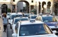 Genova, i tassisti possono lavorare in bermuda. Purchè siano a tinta unita