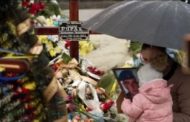 Il cimitero si riempie di nuove bare: l'addio in lacrime dei parenti ai militari caduti