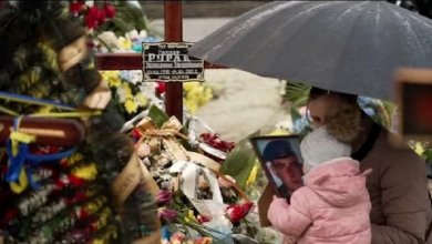 Il cimitero si riempie di nuove bare: l'addio in lacrime dei parenti ai militari caduti