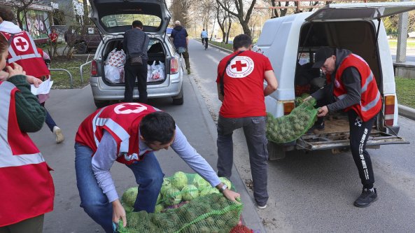 Ucraina, 20 milioni raccolti e 400 mila persone assistite: i numeri della Croce rossa al fianco degli sfollati