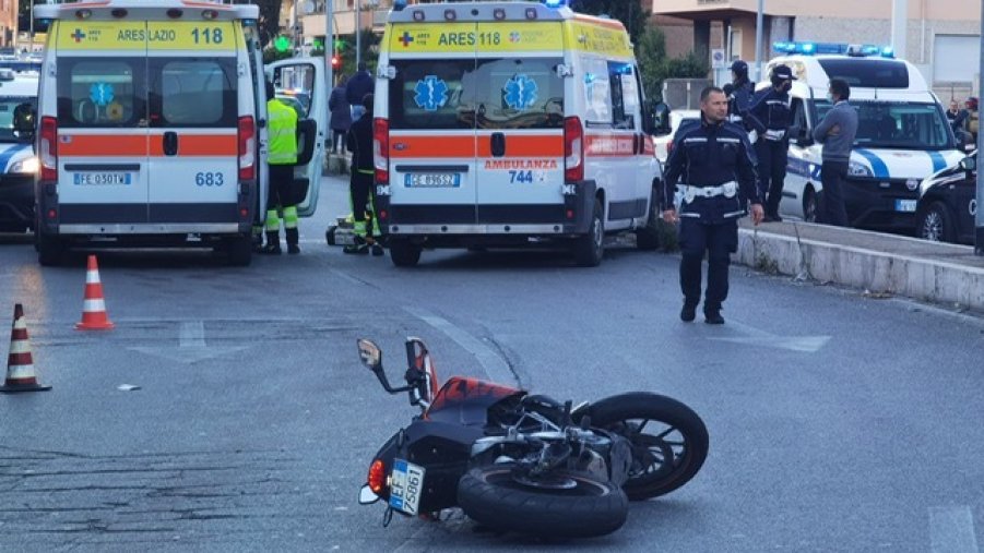 Incidente Corso Francia, gli amici sul luogo dell'impatto piangono per Leonardo. Morto a 19 anni sulla stessa strada di Gaia e Camilla