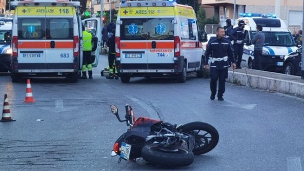 Corso Francia, auto contro moto: morto 19enne. È lo stesso punto dove persero la vita Gaia e Camilla