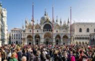 Venezia, stop a negozi di souvenir e di paccottiglia per turisti: 