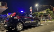 Litiga con due pedoni, scende dall'auto e li picchia