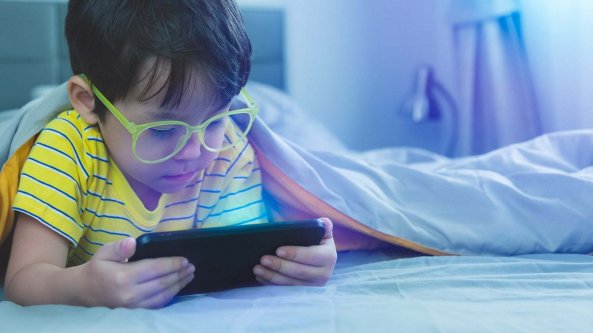 Bambini e dipendenza da smartphone, le regole ferree non servono a nulla