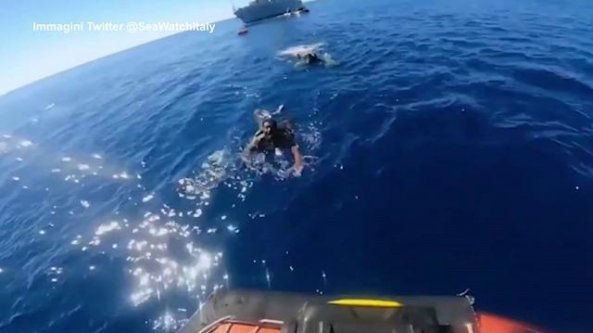 Un altro naufragio nel Mediterraneo: le immagini drammatiche dei salvataggi di Sea Watch