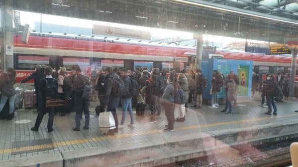 Roma-Milano, treni fermi e caos: centinaia di passeggeri costretti a tornare indietro