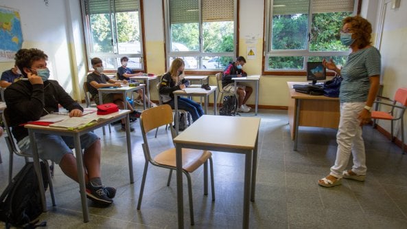 Gli studenti a scuola con le mascherine fino a giugno, il decreto non si cambia