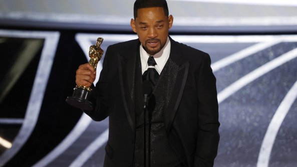 Will Smith bandito dall'Academy per 10 anni, i fan insorgono in rete