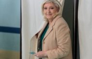 Le Pen al ballottaggio. Secondo gli exit poll ha avuto il 24,2% dei voti, 4 punti in meno di Macron