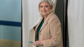 Le Pen al ballottaggio. Secondo gli exit poll ha avuto il 24,2% dei voti, 4 punti in meno di Macron