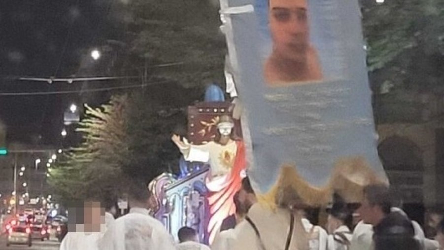 Napoli, il vessillo del baby rapinatore nella processione per la Madonna dell'Arco