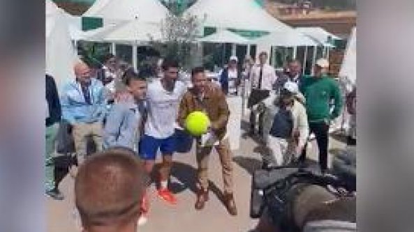 Djokovic si prepara al torneo di Montecarlo palleggiando con Neymar e Verratti