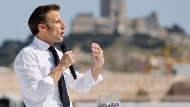 “Reinventiamoci”: Macron a caccia dei voti dei giovani e di Melenchon