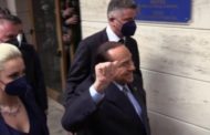 Il ritorno di Berlusconi sul palco tra cori, cavalli di battaglia e standing ovation