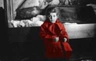 La bambina con il cappotto rosso di 'Schindler's List' ora aiuta i rifugiati ucraini