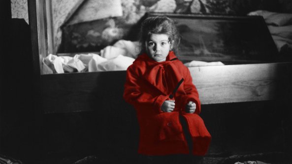 La bambina con il cappotto rosso di 'Schindler's List' ora aiuta i rifugiati ucraini