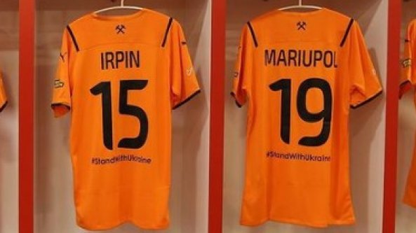 Le maglie dello Shakhtar con i nomi di dieci città ucraine simbolo della guerra. 