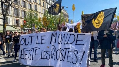 Parigi scende in piazza contro lo spettro Le Pen: “Siamo tutti antifascisti”