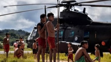 La strage degli Yanomami in Brasile, Lula porta aiuti alla tribù: “Ho visto un genocidio”
