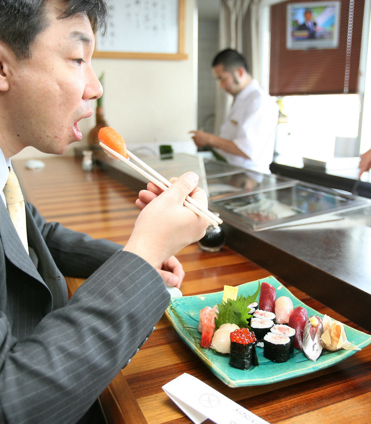 In Giappone spopola la moda di sputare nel piatto del vicino al ristorante 