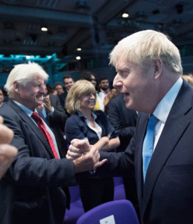 Boris Johnson ha chiesto un titolo nobiliare per suo padre, sua moglie e sua sorella