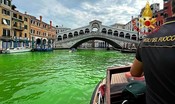 Le immagini del Canal Grande tinto di verde