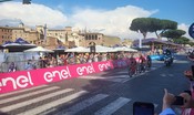 Arrivo ai Fori Imperiali del Giro d'Italia, turisti e appassionati in attesa