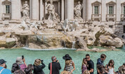 Aggredisce i vigili dopo il bagno nella Fontana di Trevi, calcio a una vigilessa