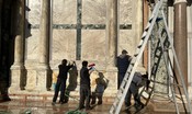 Attivisti per il clima imbrattano con il fango la Basilica di San Marco a Venezia